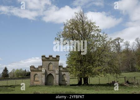 Gotisches Colthouse im Petworth Park West Sussex England Stockfoto