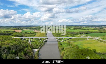 Aus der Vogelperspektive des Viadukts Mayenne, das Loigné-sur-Mayenne mit Fromentières verbindet, am Eingang von Château-Gontier-sur-Mayenne (Nordwestfrankreich). Stockfoto