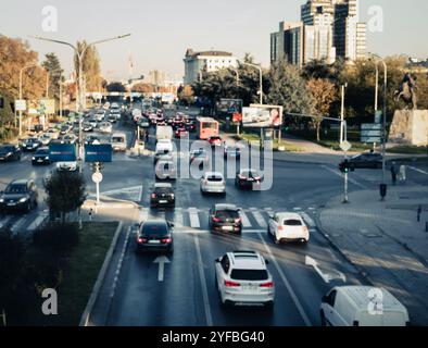 Verschwommene Bewegung von Autos auf der Autobahn. Großer Verkehr in der Stadt. Auf der städtischen Autobahn sind Autos voll. Hauptverkehrszeiten. Draufsicht. Vorder- und Rückansicht des Verkehrs. Stockfoto