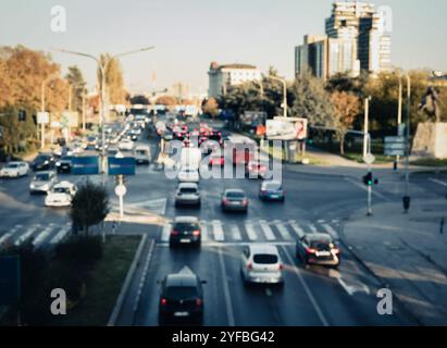 Verschwommene Bewegung von Autos auf der Autobahn. Großer Verkehr in der Stadt. Auf der städtischen Autobahn sind Autos voll. Hauptverkehrszeiten. Draufsicht. Vorder- und Rückansicht des Verkehrs. Stockfoto