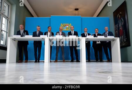 November 2024, Bayern, München: Franz Löffler (l-r), Präsident der Bayerischen Kreisversammlung, Markus Pannermayr, Vorsitzender des Bayerischen Städteverbandes, Thomas Karmasin (CSU), Präsident des Bayerischen Landkreises, Uwe Brandl, Präsident des Bayerischen Gemeindeverbandes, Albert Füracker (CSU), Bayerischer Finanzminister, Hubert Aiwanger (Freie Wähler), Bayerischer Wirtschaftsminister, Josef Zellmeier, Vorsitzender des Ausschusses für Staatshaushalts- und Finanzfragen, Stellvertretender Landtag, Bayerischer Staatspräsident Bernhard Pohl Stockfoto