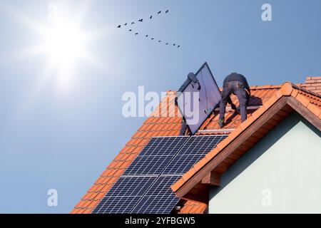 Installation des Solarmoduls auf dem Dach mit heller Sonne Stockfoto
