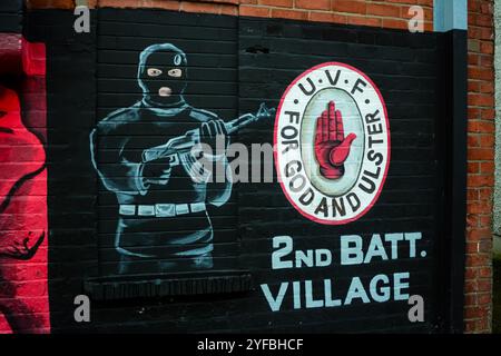 Belfast, Vereinigtes Königreich 04/11/2024 Fototapete mit einem paramilitärischen Schützen. Ulster Volunteer Force (UVF) Wandgemälde in der Dorfgegend von South Belfast, da die Minister weiterhin mit dem Loyalist Communities Council in Belfast (Nordirland) zusammentreffen, Credit:HeadlineX/Alamy Live News Stockfoto