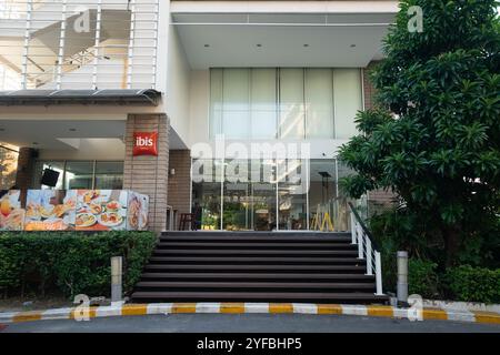 BANGKOK, THAILAND - 14. OKTOBER 2023: Eintritt zum ibis Bangkok Sathorn. Stockfoto