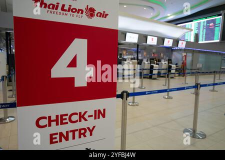 BANGKOK, THAILAND - 14. OKTOBER 2023: Check-in-Bereich der Thai Lion Air am Don Mueang International Airport in Bangkok. Stockfoto