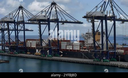 salvador, bahia, brasilien - 11. oktober 2024: Aus der Vogelperspektive des Hafens von Salvador mit angedocktem Schiff. Stockfoto