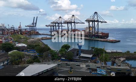 salvador, bahia, brasilien - 11. oktober 2024: Aus der Vogelperspektive des Hafens von Salvador mit angedocktem Schiff. Stockfoto