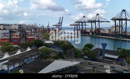 salvador, bahia, brasilien - 11. oktober 2024: Aus der Vogelperspektive des Hafens von Salvador mit angedocktem Schiff. Stockfoto