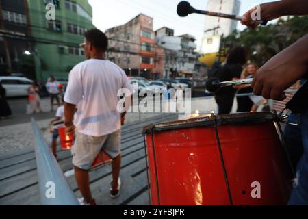 salvador, bahia, brasilien - 12. august 2024: Junge Mitglieder einer Percussion-Band werden während eines Auftritts in der Stadt Salvador gesehen. Stockfoto