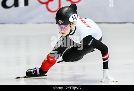 MONTREAL, QUÉBEC, KANADA: Kamila Stormowska aus Polen tritt am Sonntag, den 3. November 2024, beim 500-m-Viertelfinale des ISU World Tour Short Track Speed Skating Event in Montreal an. Foto (Graham Hughes/Freelance)/Alamy Live News Stockfoto