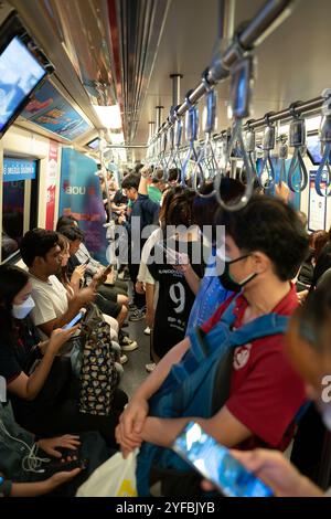 BANGKOK, THAILAND - 26. OKTOBER 2023: In einem elektrischen Metropolitan-Zug in Bangkok. Stockfoto