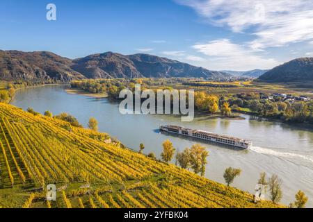 Herbstpanorama der Wachau (UNESCO-Weltkulturerbe) mit Schiffen auf der Donau in der Nähe des Dorfes Weissenkirchen in Niederösterreich, Österreich Stockfoto