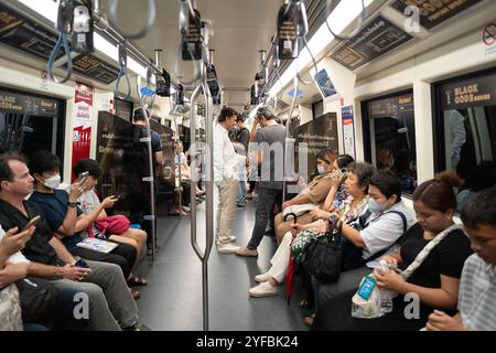 BANGKOK, THAILAND - 26. OKTOBER 2023: In einem elektrischen Metropolitan-Zug in Bangkok. Stockfoto
