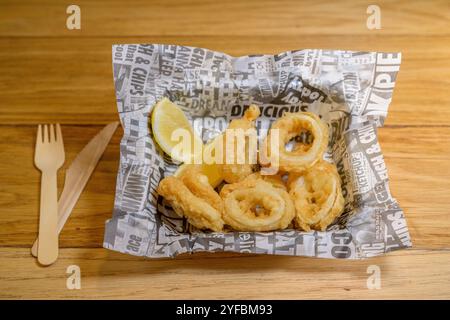 Kalamari und Chips in Zeitungspapier bilden einen Chip-Shop Stockfoto