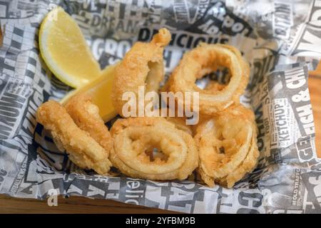 Kalamari und Chips in Zeitungspapier bilden einen Chip-Shop Stockfoto