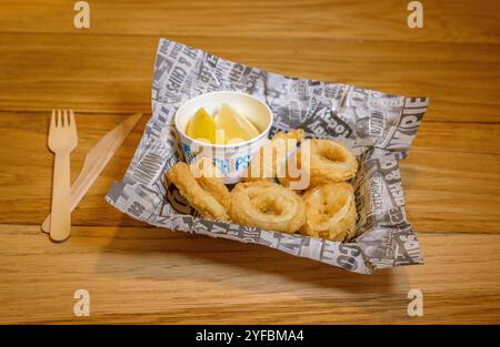 Kalamari und Chips in Zeitungspapier bilden einen Chip-Shop Stockfoto