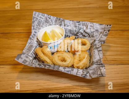 Kalamari und Chips in Zeitungspapier bilden einen Chip-Shop Stockfoto