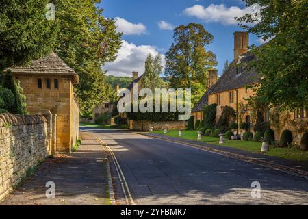 Cotswold Stone Cottages in der Broadway High Street, Cotswolds AONB, Worcestershire, England Stockfoto