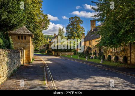 Cotswold Stone Cottages in der Broadway High Street, Cotswolds AONB, Worcestershire, England Stockfoto