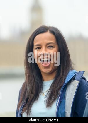 Liz Bonnin - TV-Tiermoderatorin - vor dem Marsch für sauberes Wasser, London, 3. November 2024 interviewt Stockfoto