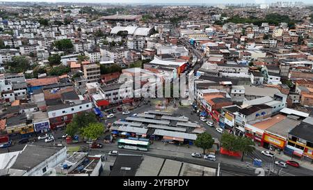 salvador, bahia, brasilien - 18. oktober 2024: Luftaufnahme von Wohnungen im Stadtteil Cajazeiras in Salvador. Stockfoto