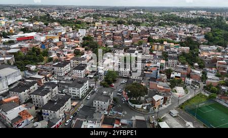 salvador, bahia, brasilien - 18. oktober 2024: Luftaufnahme von Wohnungen im Stadtteil Cajazeiras in Salvador. Stockfoto