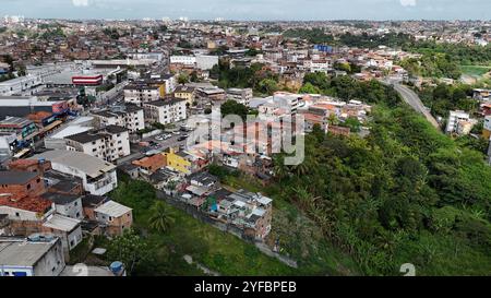 salvador, bahia, brasilien - 18. oktober 2024: Luftaufnahme von Wohnungen im Stadtteil Cajazeiras in Salvador. Stockfoto