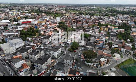 salvador, bahia, brasilien - 18. oktober 2024: Luftaufnahme von Wohnungen im Stadtteil Cajazeiras in Salvador. Stockfoto