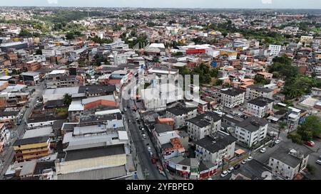 salvador, bahia, brasilien - 18. oktober 2024: Luftaufnahme von Wohnungen im Stadtteil Cajazeiras in Salvador. Stockfoto