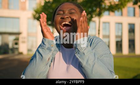 Oh mein Gott wow staunte aufgeregte Reaktion afroamerikanisch lustig plus Größe Frau Studentenmädchen Überraschung lachende Nachrichten Kamera mit großen Augen Stockfoto