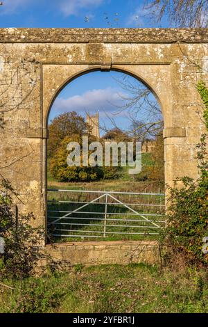 Lady Julianas Tor mit St. James’ Kirche im Hintergrund, Chipping Campden, Gloucestershire, England Stockfoto