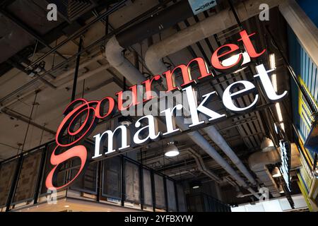 BANGKOK, THAILAND - 26. OKTOBER 2023: Gourmet-Marktschild am Terminal 21 in Bangkok. Stockfoto
