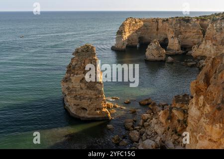 Portugal, Region Algarve, Gemeinde Lagoa, Blick auf die zerklüftete Küstenlandschaft von Falésias da Marinha (Aussichtspunkt) Stockfoto