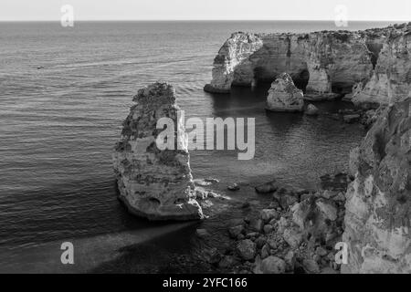 Portugal, Region Algarve, Gemeinde Lagoa, Blick auf die zerklüftete Küstenlandschaft von Falésias da Marinha (Aussichtspunkt) Stockfoto