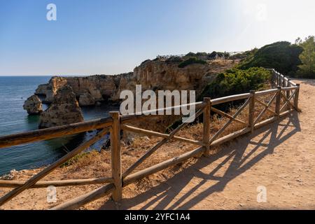 Portugal, Region Algarve, Gemeinde Lagoa, Küstenwanderweg durch die dramatische Landschaft von Falésias da Marinha (Aussichtspunkt) Stockfoto