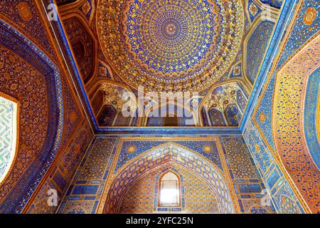 Fantastisches Inneres der Tilla-Kori-Moschee (goldbedeckt). Die zierliche Decke der Moschee, bedeckt mit Blattgold, ist flach, aber konisch Stockfoto