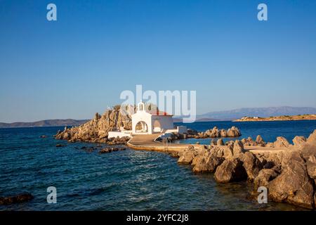 Authentische traditionelle griechische Inseln - unberührtes Chios, kleine Kirche im Meer über den Felsen Agios Isidoros. Inseln der östlichen Ägäis Stockfoto