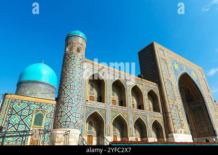 Blick auf die Tilla-Kori Madrasah wurde Mitte des 17. Gebaut. Jahrhundert. Es ist das letzte Gebäude des Registan Architectural Ensemble. Samarkand, U Stockfoto