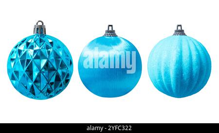 Blaue Kugeln für Weihnachtsbaumdekoration auf weißem Hintergrund mit Schneidepfad Stockfoto