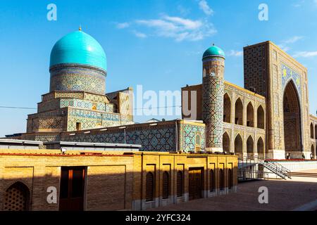 Blick auf die Tilla-Kori Madrasah wurde Mitte des 17. Gebaut. Jahrhundert. Es ist das letzte Gebäude des Registan Architectural Ensemble. Samarkand, U Stockfoto