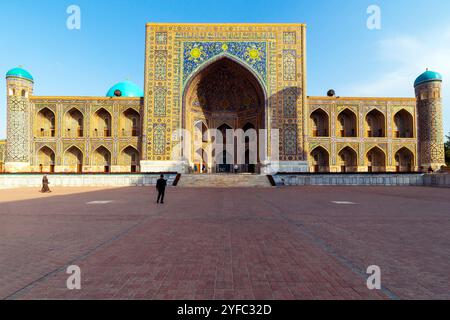 Vorderansicht der Tilla-Kori (goldbedeckte) Madrasah. Tilla-Kori Madrasah wurde Mitte des 17. Gebaut. Jahrhundert. Es ist das letzte Gebäude der Regista Stockfoto