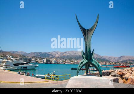 Insel Chios, Griechenland - 25. Juni 2024 : Gedenkskulptur am Wasser des Zweiten Weltkriegs Chios Stadt von Griechenland Stockfoto