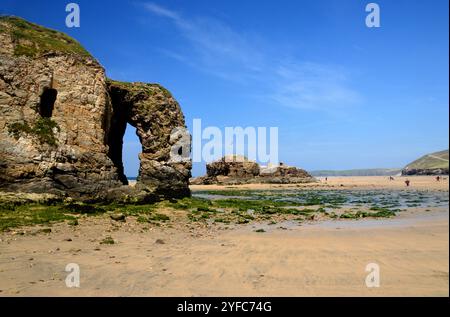 Die Arch Rock Formation und Chapel Rock Island am Perranporth Beach am Southwest Coastal Path, North Cornwall, England, Großbritannien Stockfoto