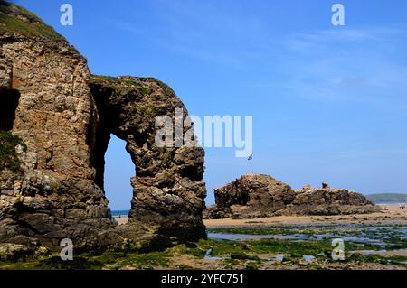 Die Arch Rock Formation und Chapel Rock Island am Perranporth Beach am Southwest Coastal Path, North Cornwall, England, Großbritannien Stockfoto