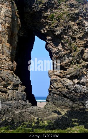 Die Arch Rock Formation am Perranporth Beach am Southwest Coastal Path, North Cornwall, England, Großbritannien Stockfoto