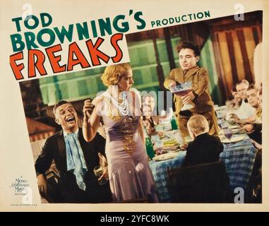 Freaks (MGM, 1932). Lobby Card - Midget on Table - mit Olga Baclanova und Harry Earles Stockfoto