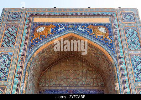 Die Sher-Dor Madrasah (erbaut im 17. Jahrhundert) ist Teil des Ensembles von Registan im historischen Zentrum von Samarkand, Usbekistan. UNESCO Welt He Stockfoto