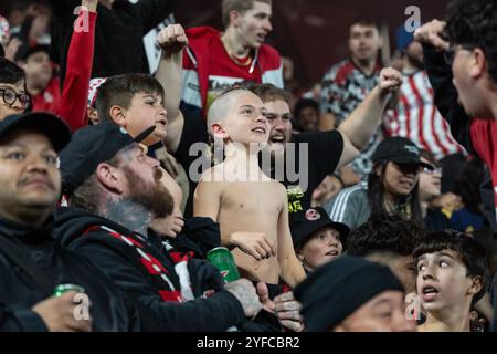 Harrison, USA. November 2024. Die Fans reagieren während des Spiels zwischen den New York Red Bulls und der Columbus Crew in der 1. Runde der MLS Audi Cup Playoffs in der Red Bull Arena in Harrison, NJ am 3. November 2024. Gemäß den von MLS festgelegten Regeln besteht die erste Runde der Playoffs aus den besten von 3 Spielen. Jedes Spiel muss mit einem Elfmeterschießen für einen der Gegner enden, falls das Spiel in einem Unentschieden endet. Red Bulls haben bei Elfmeterschießen gewonnen. (Foto: Lev Radin/SIPA USA) Credit: SIPA USA/Alamy Live News Stockfoto