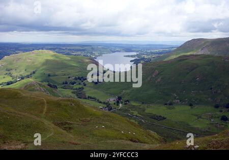 Ullswater Lake & Howe Grain aus dem Wainwright „Beda Head“ in Martindale, Lake District National Park, Cumbria, England, Großbritannien. Stockfoto