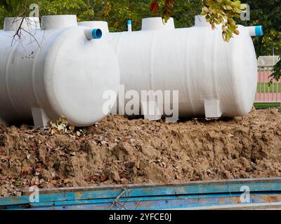 Unterirdische Kunststofftanks für die Sammlung von Regenwasser Klärgrube auf der Baustelle. Stockfoto